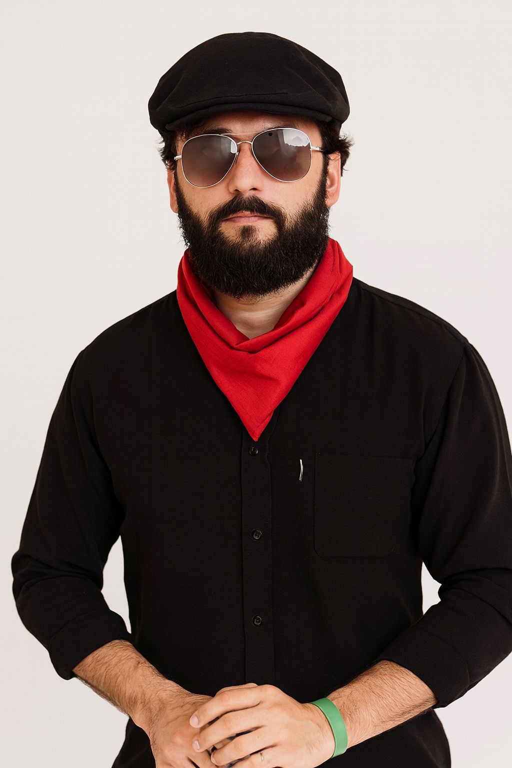 Nardo Artista caracterizado como Juan Luis Guerra: gorra, gafas aviador y pañoleta roja